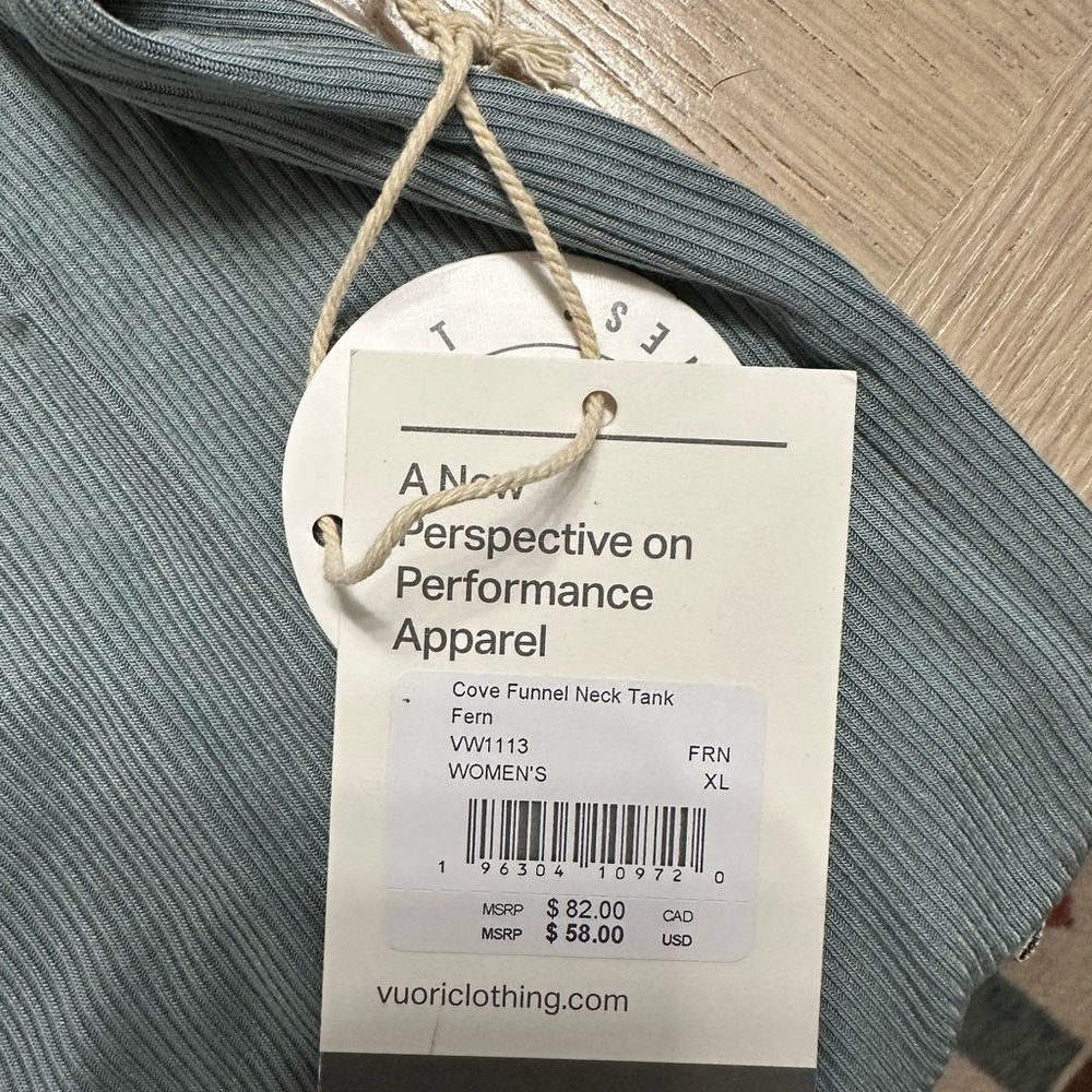Vuori XL Green Funnel Neck Top New With Tags